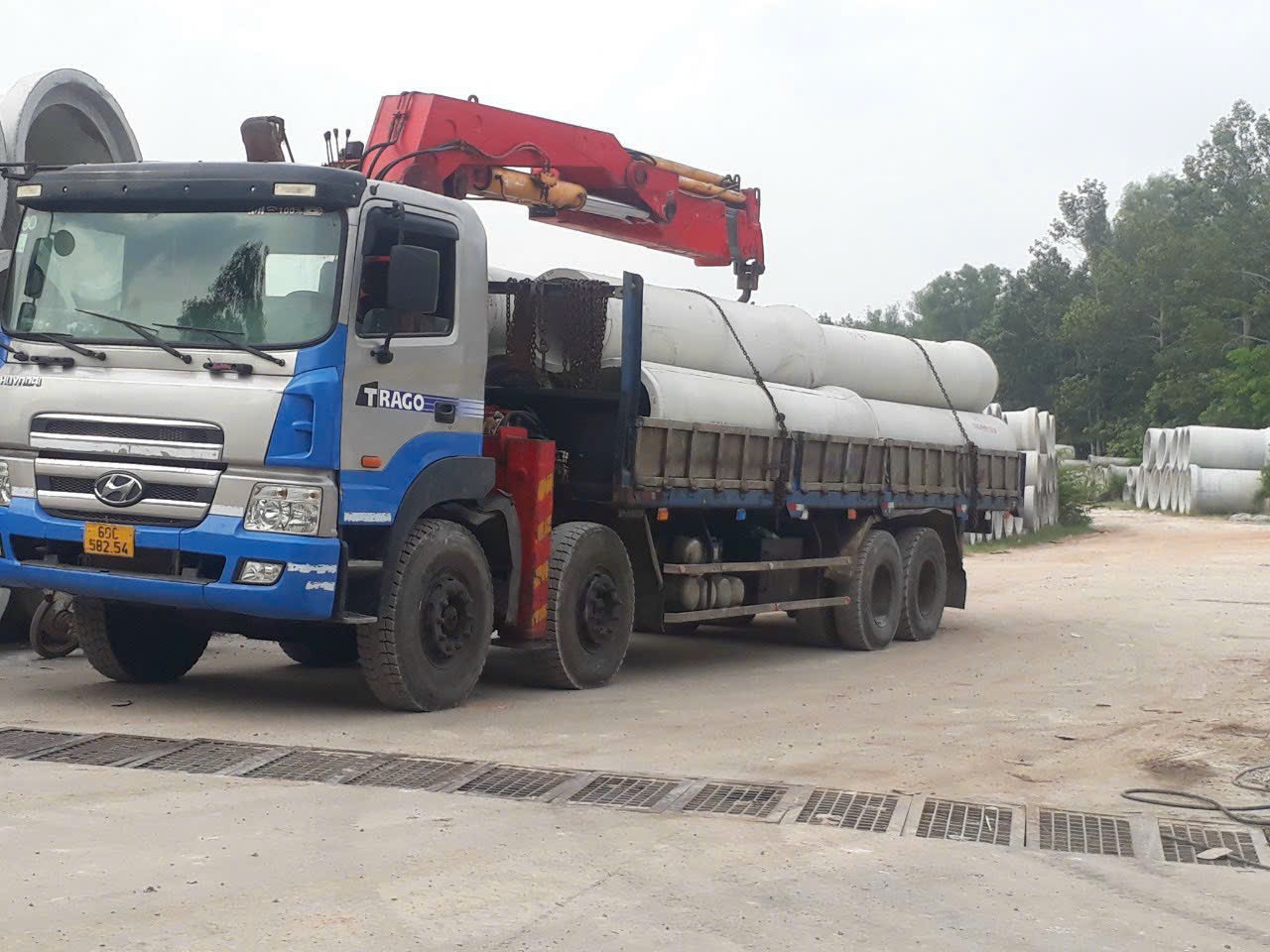 SEWER TRANSPORTATION CRANE SERVES DRAINAGE SYSTEM PROJECTS IN BINH DUONG