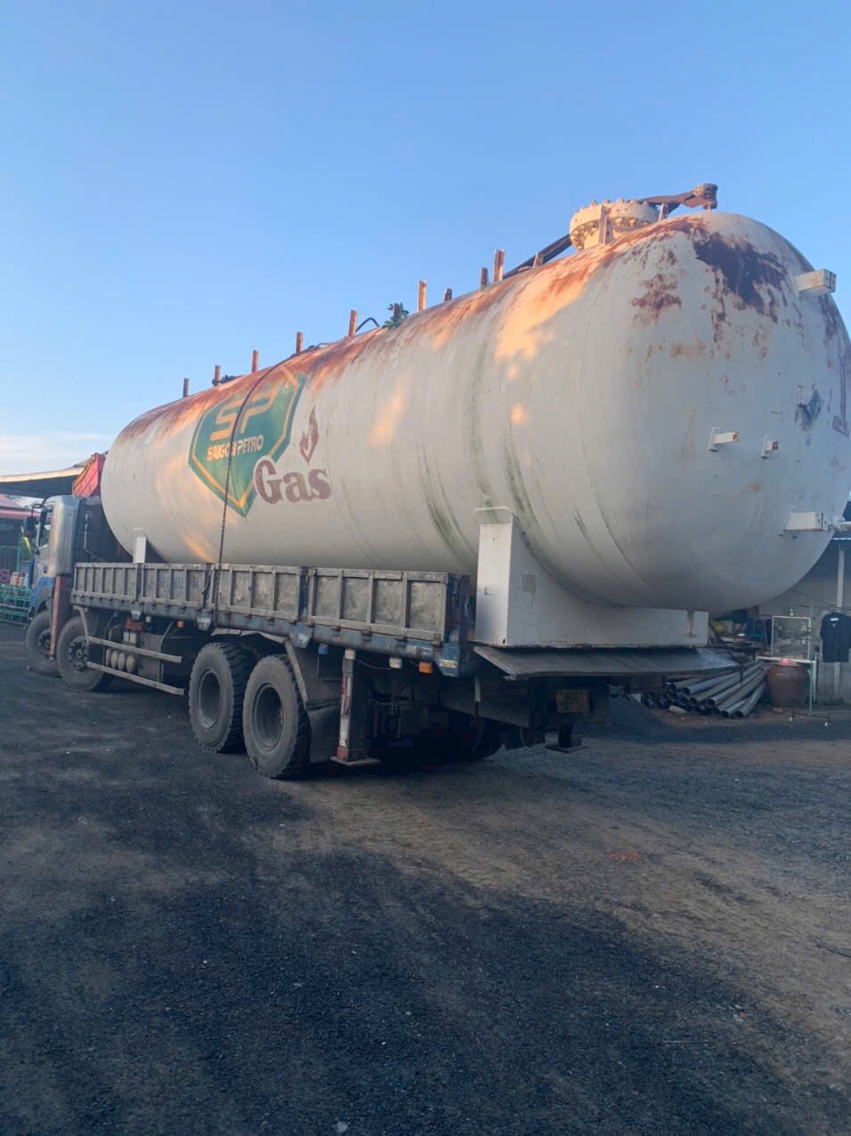 CRANE TO TRANSPORT AND INSTALL GAS TANKS